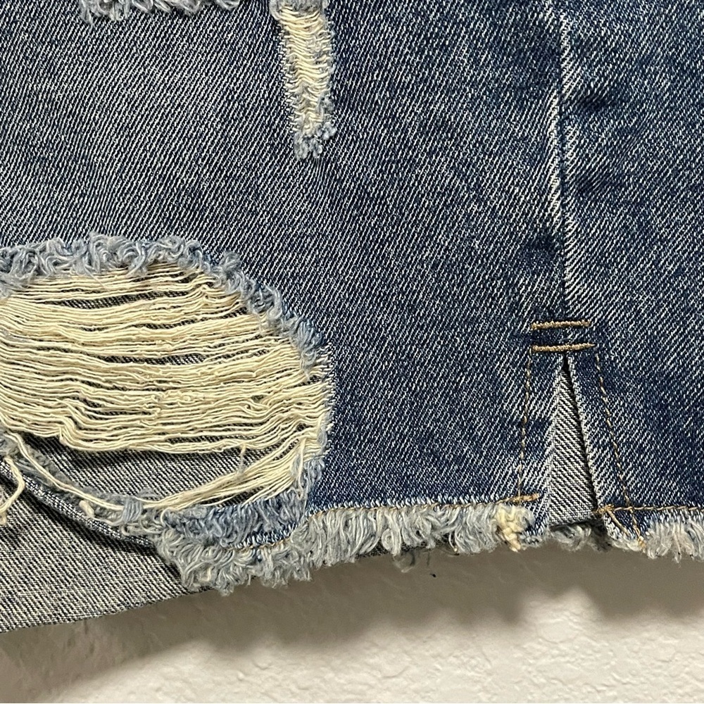 NWT Buffalo David Bitton Faith Mid Rise Distressed w Floral Embroidery Size 29 - Picture 3 of 9